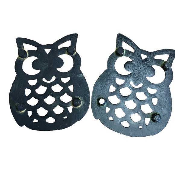 Pair of Vintage Distressed Cast Iron Owl Trivets One Yellow / One Green - Picture 2 of 4